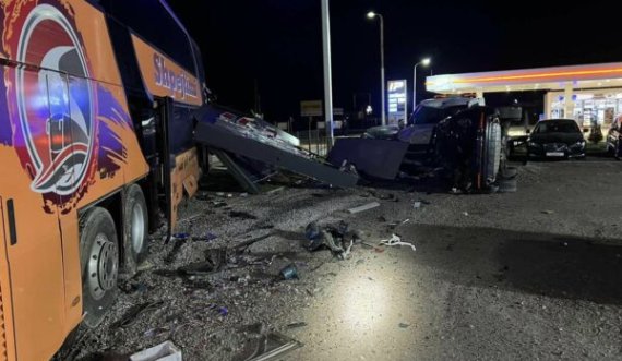 Pamje të frikshme, një autobus vetaksidentohet në magjistralen Gjakovë–Prizren, lëndohen tre persona