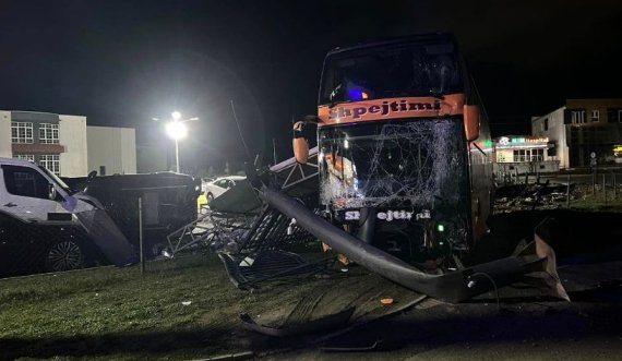 Publikohet video se si një autobus u vetaksidentua në këtë vend të Kosovës