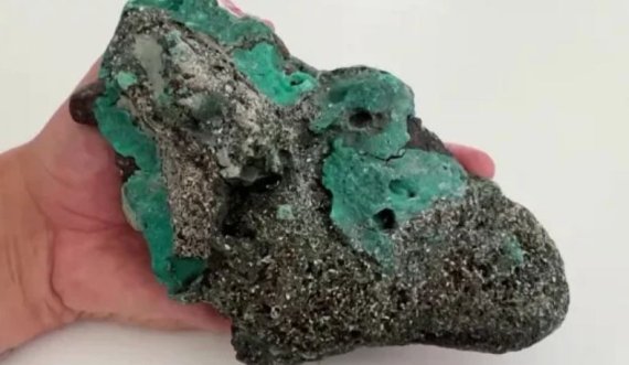 Shkencëtarët zbulojnë shkëmbinj të formuar nga plastika