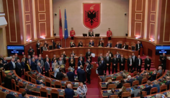 Pas tensioneve në parlamentin e Shqipërisë, Begaj nuk mban dot fjalën