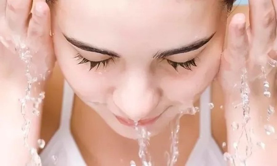 A është e vërtetë që uji hidraton lëkurën? Ja versionet e dermatologëve
