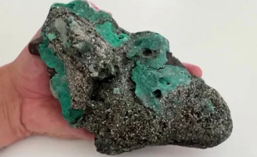 Shkencëtarët zbulojnë shkëmbinj të formuar nga plastika