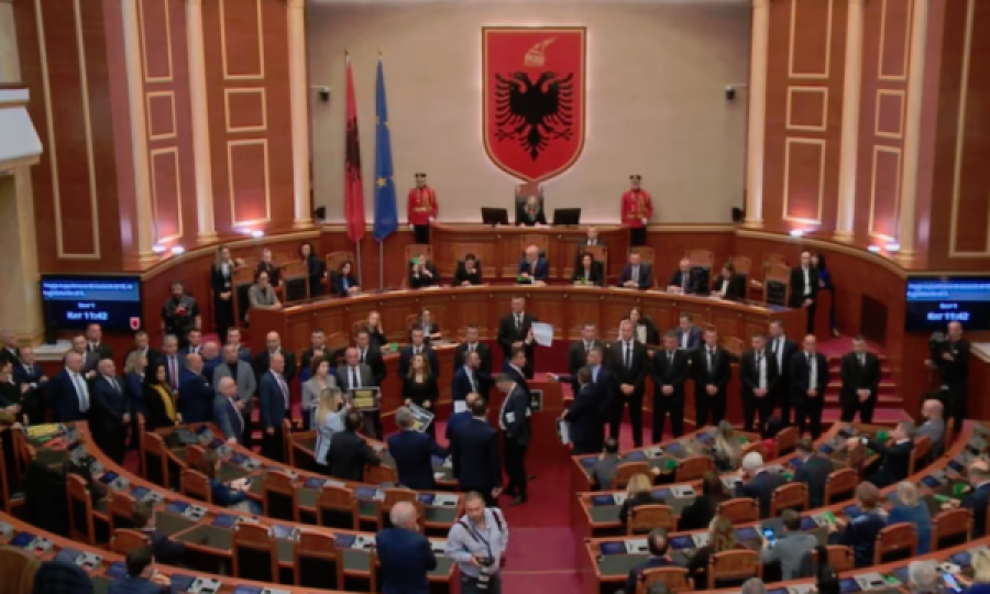 Pas tensioneve në parlamentin e Shqipërisë, Begaj nuk mban dot fjalën