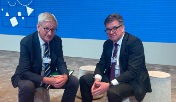 Bildt e lavdëron Lajçakun pas një takimi në Davos: Ka bërë përpjekje herkuliane për ta çuar rajonin përpara