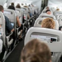 Një person vdes gjatë fluturimit derisa ekuipazhi vendos trupin e pajetë pranë një pasagjeri