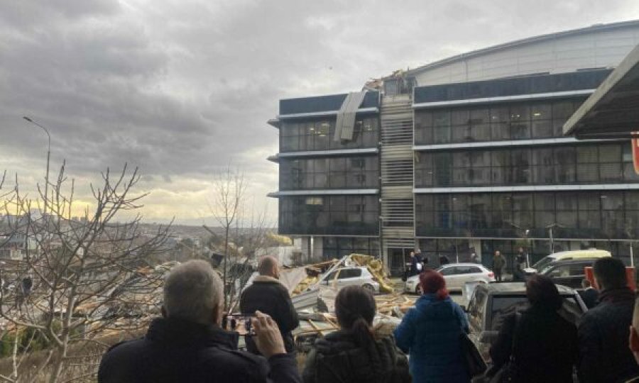 Rënia e çatisë së objektit të Komunës së Prishtinës, një vajzë e lënduar dërgohet në emergjencë
