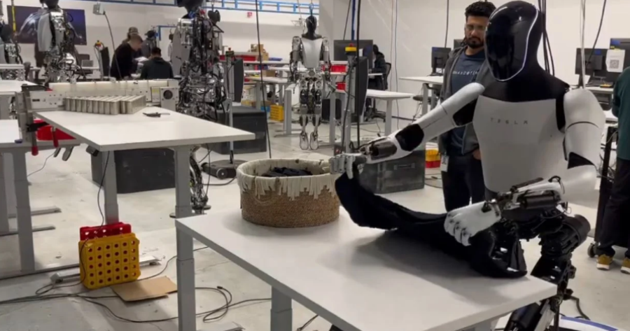 Elon Musk prezanton robotin që palos rroba
