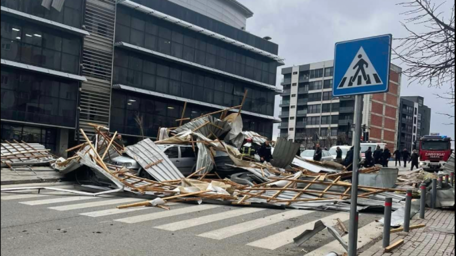 Fushtica: Nuk kanë qenë duke u zhvilluar punime në momentin e rrëzimit të kulmit të ndërtesës së Komunës