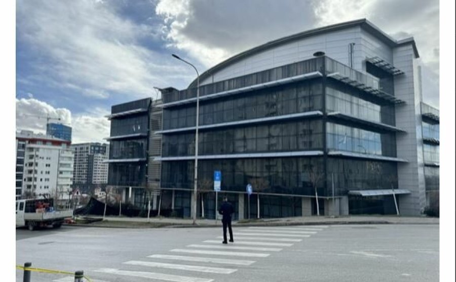 Policia vazhdon të qëndrojë te objekti i Komunës së Prishtinës