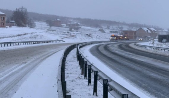 Reshjet e borës, Durmishi: Të gjitha rrugët në Kosovë janë të kalueshme