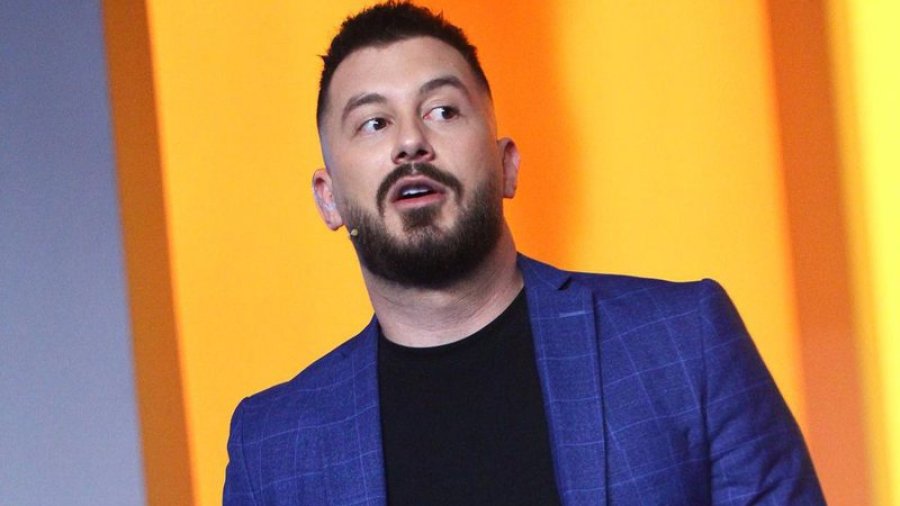 Romeo Veshaj e nis ditën me një vallëzim tejet sensual me këtë këngëtare nga Kosova