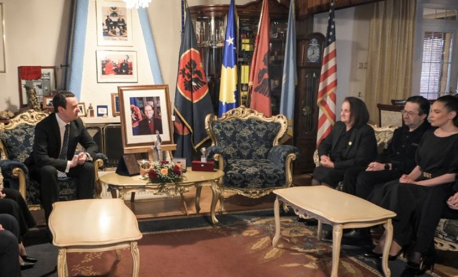Kurti viziton familjen e presidentit të parë të Kosovës, Ibrahim Rugovës