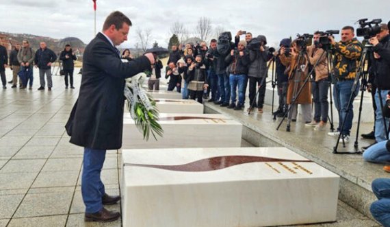 Avokati serb që bëri homazhe tek varret e familjes Jashari u maltretua edhe sot në Serbi, atij po i ndalohen udhëtimet