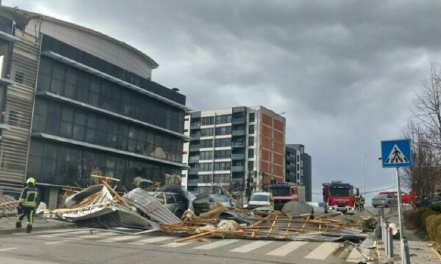 Raportohet për rënie të kulmit e tjegullave në Prishtinë nga erërat e forta