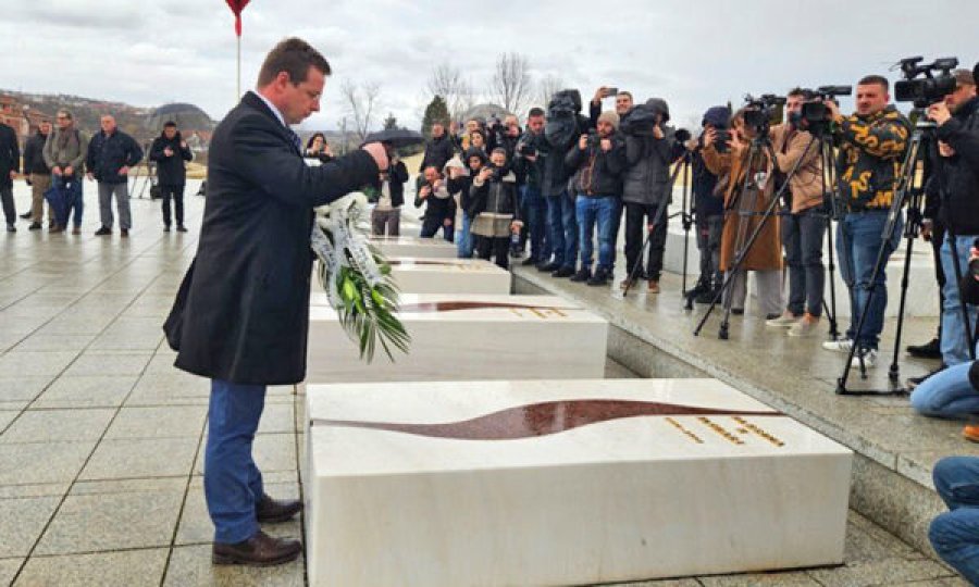 Avokati serb që bëri homazhe tek varret e familjes Jashari u maltretua edhe sot në Serbi, atij po i ndalohen udhëtimet