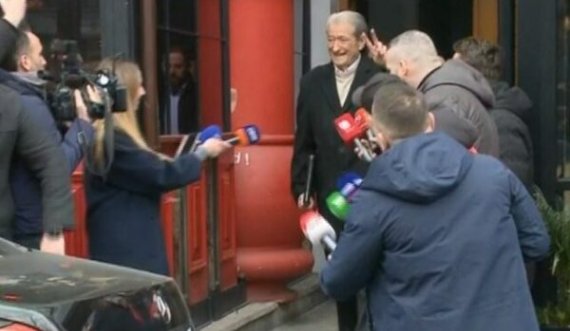 Tre javë në arrest shtëpie, Berisha del për herë të parë nga banesa