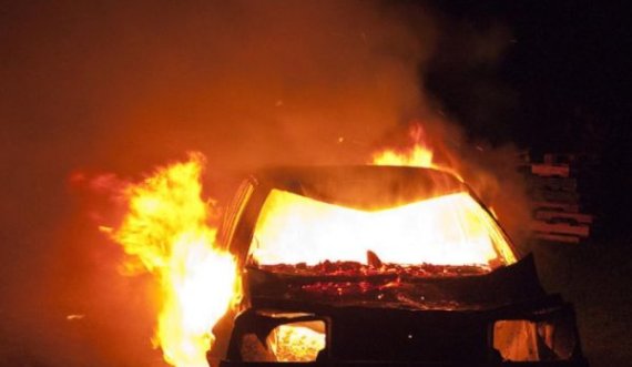 Përfshihet nga zjarri një veturë në Fushë Kosovë