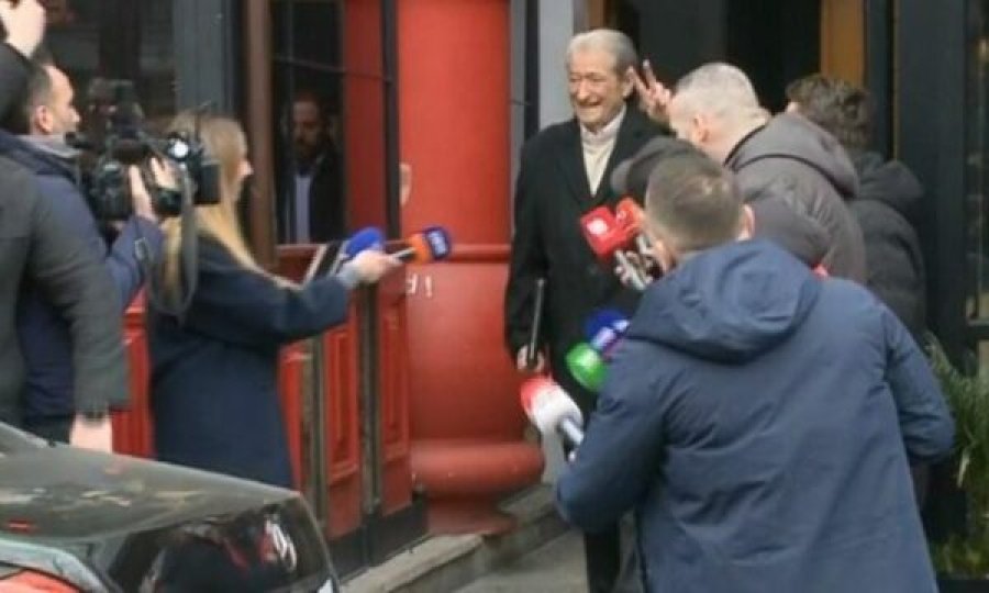 Tre javë në arrest shtëpie, Berisha del për herë të parë nga banesa