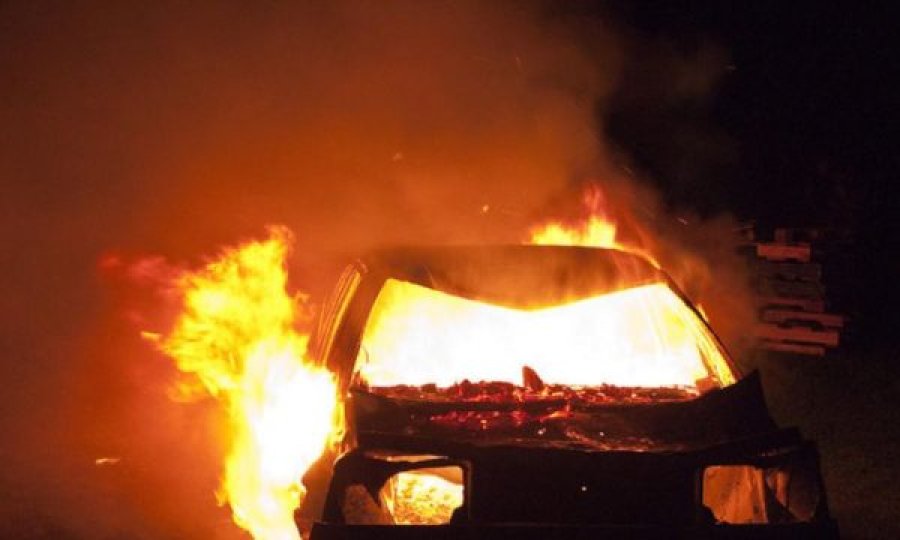 Përfshihet nga zjarri një veturë në Fushë Kosovë