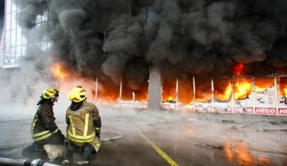 Pas Beogradit, zjarr i madh edhe në Sarajevë –  dalin pamjet  me  tymin e  zi që mbuloi qytetin