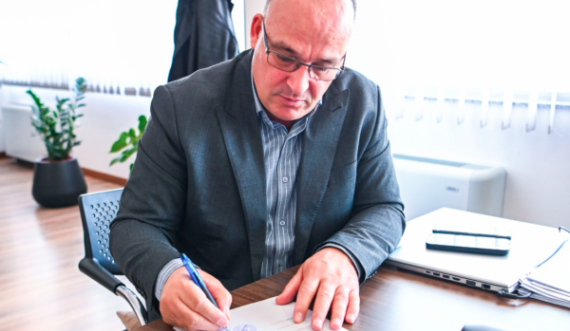 Bulliqi: kam marrë vendim për ndalimin e posedimit të telefonit gjatë procesit mësimor nga nxënësit, mësimdhënësit, stafi profesional 