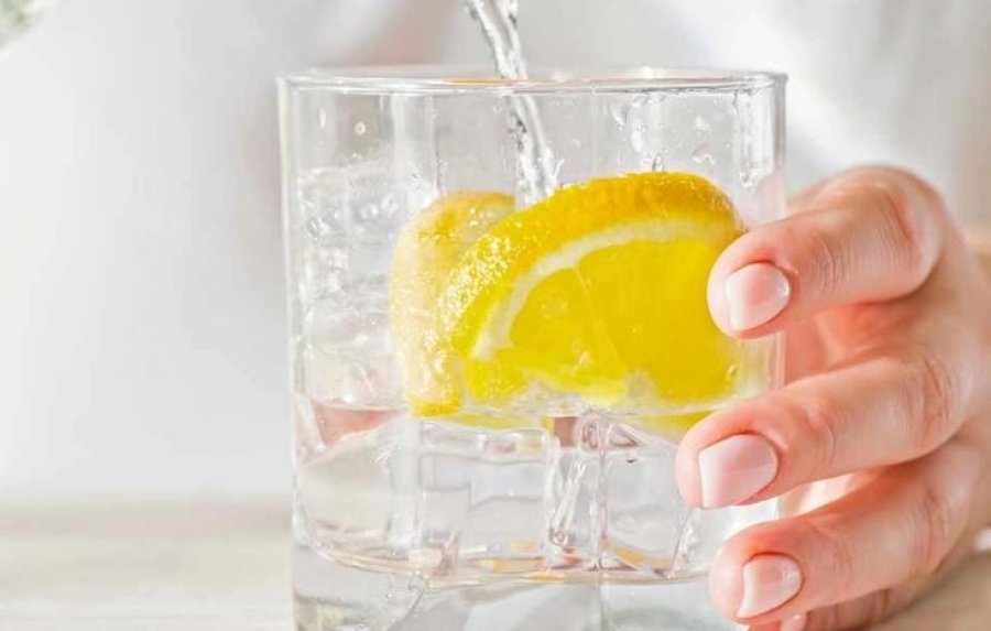 A ka gjasa t’ju sjellë probleme uji me limon?