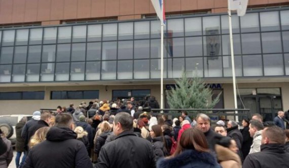 Dorëzohen mbi 4 mijë nënshkrimet e peticionit të veriut në KQZ