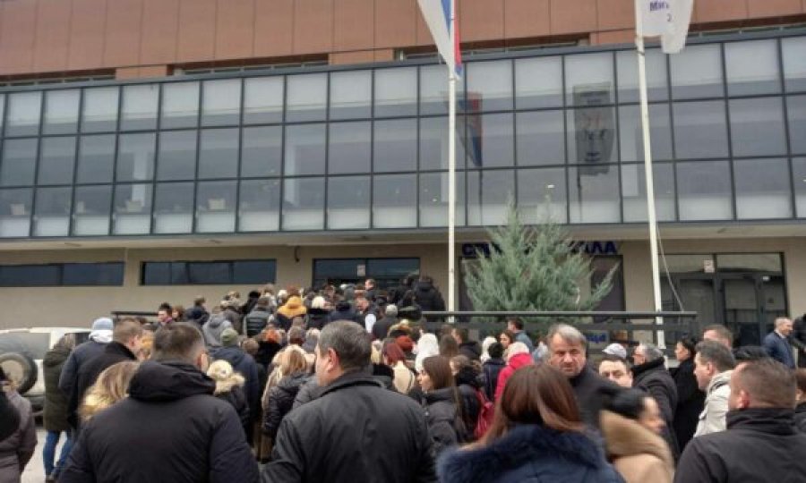 Dorëzohen mbi 4 mijë nënshkrimet e peticionit të veriut në KQZ