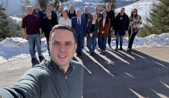 Lumir Abdixhiku për takim pune në Rugovë me zyrtarët partiakë