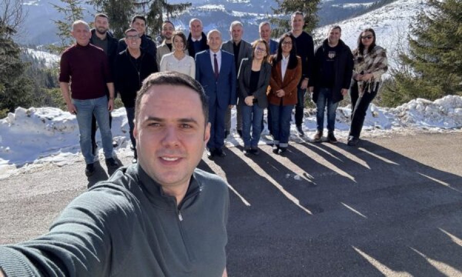 Lumir Abdixhiku për takim pune në Rugovë me zyrtarët partiakë