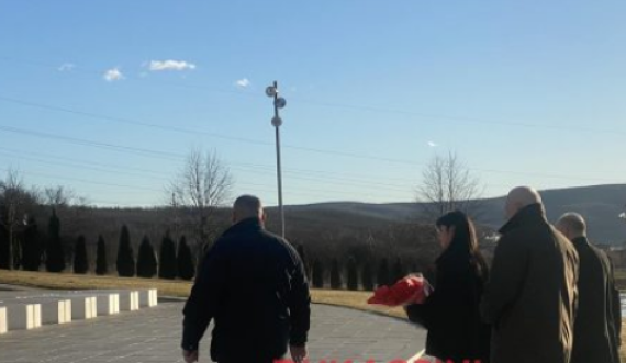 Vajza e Nikolla Sandulloviqit bën homazhe te kompleksi memorial “Adem Jashari” në Prekaz