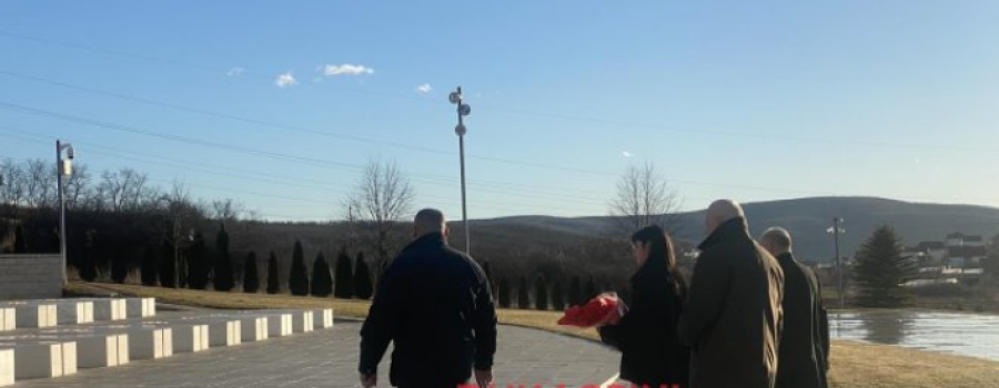 Vajza e Nikolla Sandulloviqit bën homazhe te kompleksi memorial “Adem Jashari” në Prekaz