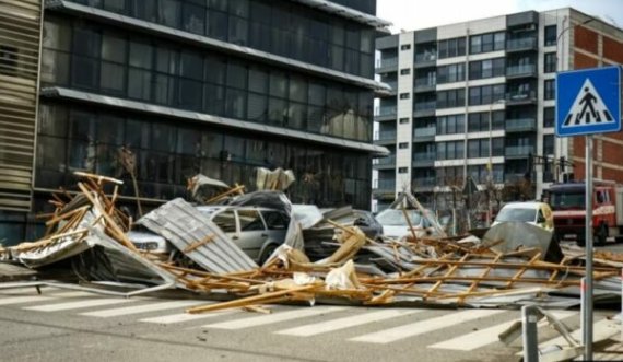 23-vjeçarja që u lëndua nga rënia e kulmit në Prishtinë vazhdon të jetë me aparaturë të frymëmarrjes