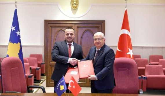 Nënshkruhet një marrëveshje ushtarake Kosovë-Turqi