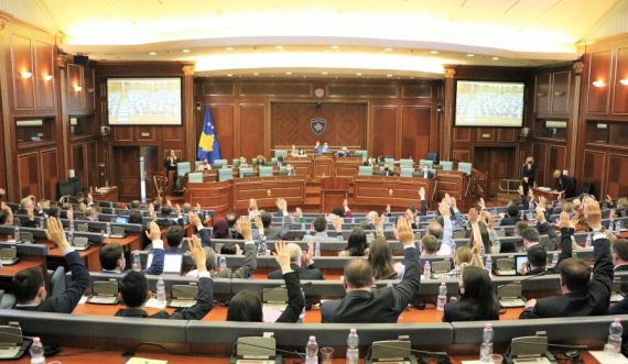 Pse ministrave dhe deputetëve të Kosovës iu rriten pagat edhe për 82 euro?