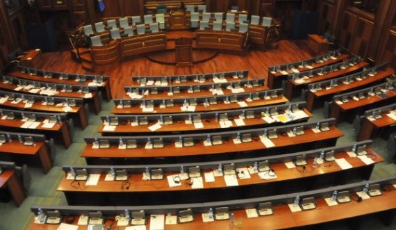 Ministrave dhe deputetëve u rriten pagat për 82 euro
