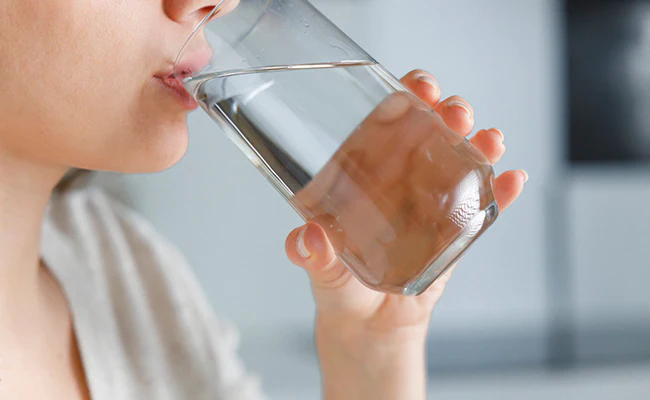 Çdo mëngjes në lukth të thatë pini 600 ml ujë, ja pse!