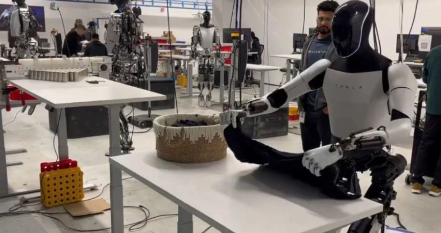 Prezantohet roboti që palos rroba