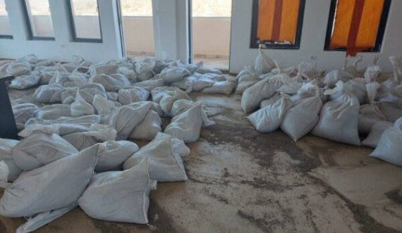 Pamje të thasëve të mbushura me rërë që u gjetën nga Policia e Kosovës në Zveçan
