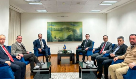 Kurti i njoftoi kryetarët shqiptarë nga Maqedonia e Veriut për takimet që ka pasur me krerët shtetërorë 