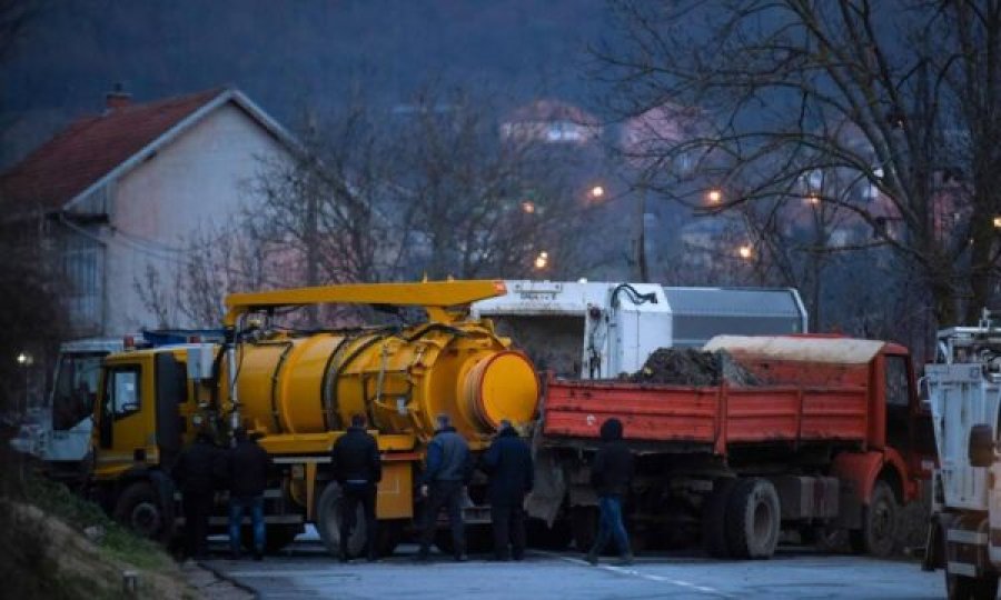 Elshani: Thasët me rërë llogore të grupeve terroriste në Veri, planifikonin të sulmonin Policinë nëse do t’i hiqte barrikadat