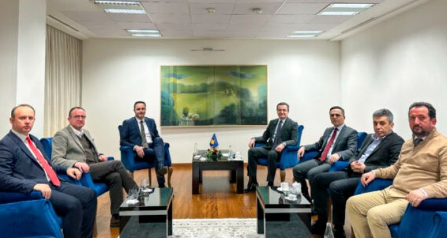 Kurti i njoftoi kryetarët shqiptarë nga Maqedonia e Veriut për takimet që ka pasur me krerët shtetërorë 