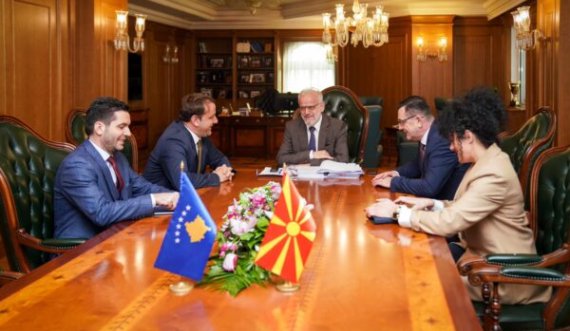 Ambasadori i Kosovës takohet me Talat Xhaferin, flasin për marrëveshjet RMV-Kosovë që presin zbatim