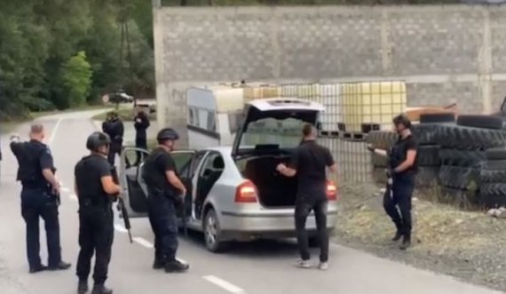 Policia gjen thasë me rërë në një shtëpi 