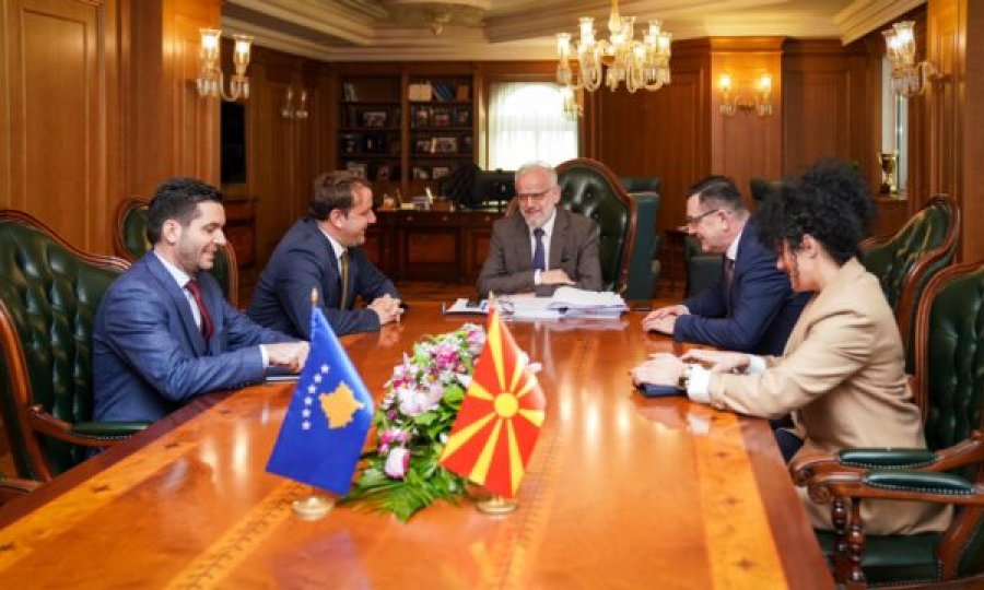 Ambasadori i Kosovës takohet me Talat Xhaferin, flasin për marrëveshjet RMV-Kosovë që presin zbatim