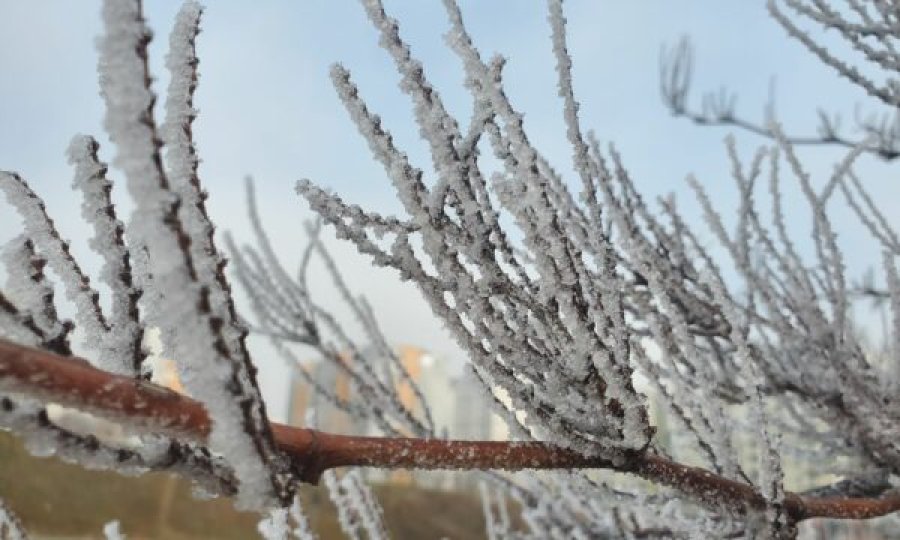 Mëngjesi i acartë, gjatë ditës mot me diell