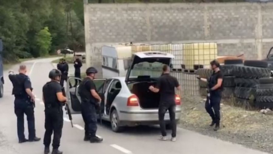 Policia gjen thasë me rërë në një shtëpi