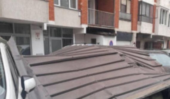 Ndodh edhe kjo: Llamarina e kulmit bie mbi vetura