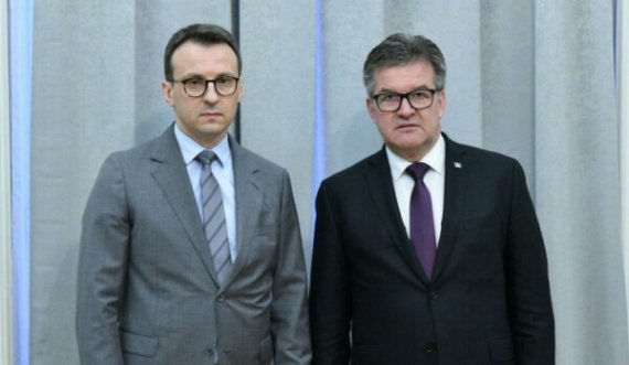 Fillon takimi mes Lajçakut e Petkoviqit