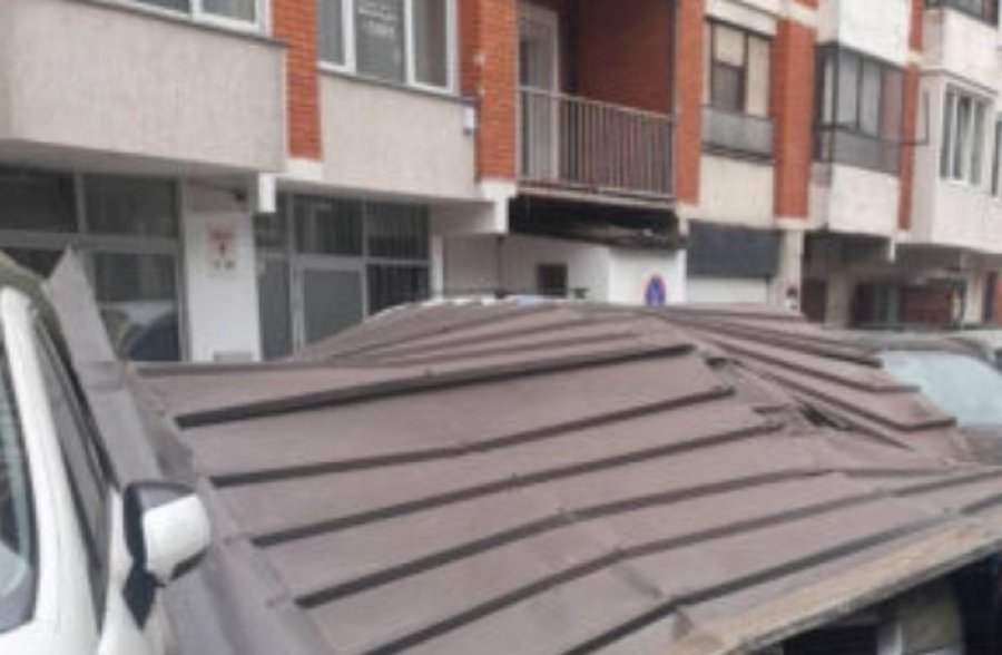 Ndodh edhe kjo: Llamarina e kulmit bie mbi vetura